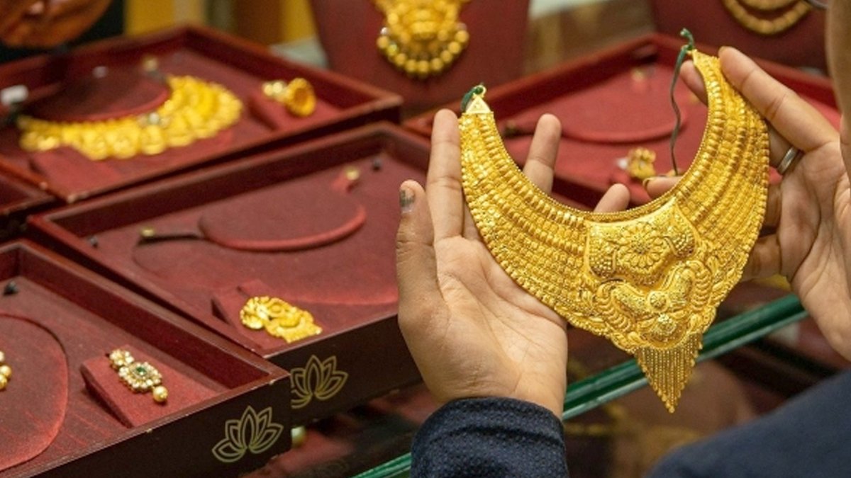 Gold Price Today: आज सोने के भाव में गिरावट से निवेशकों में हलचल, जानिए ताज़ा अपडेट